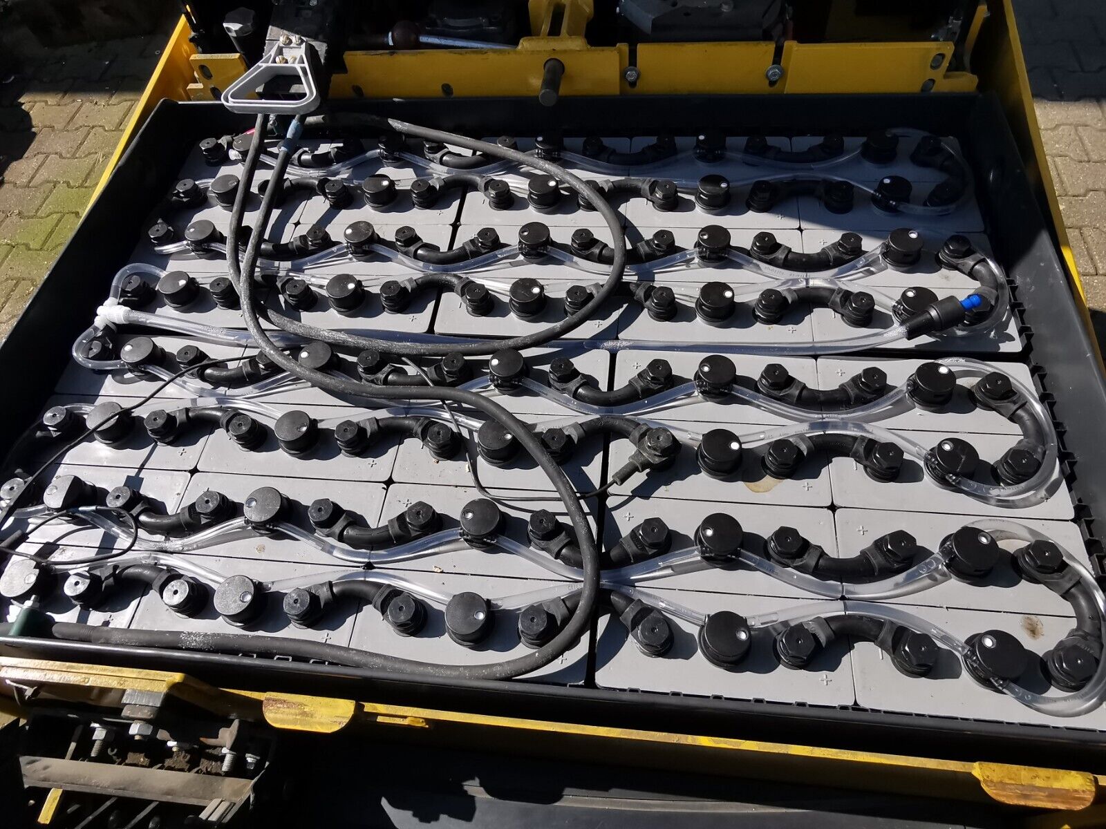 Yale ERP 25 ALF 2145 Triplexmast Gabelstapler mit Ladegerät