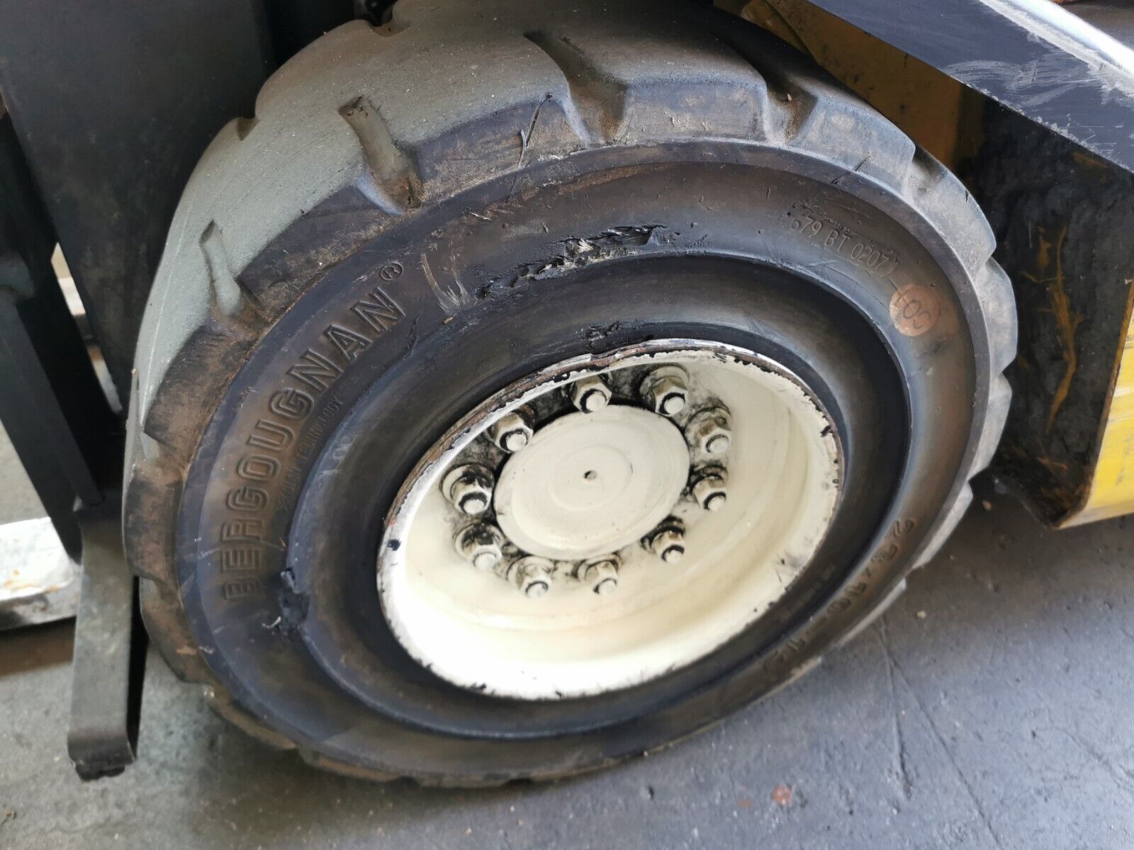 Yale ERP 25 ALF 2145 Triplexmast Gabelstapler mit Ladegerät