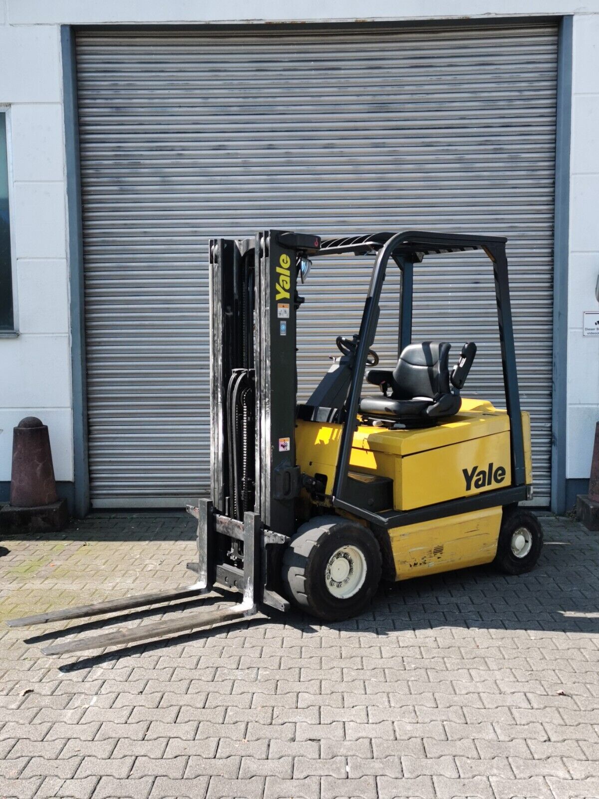 Yale ERP 25 ALF 2145 Triplexmast Gabelstapler mit Ladegerät