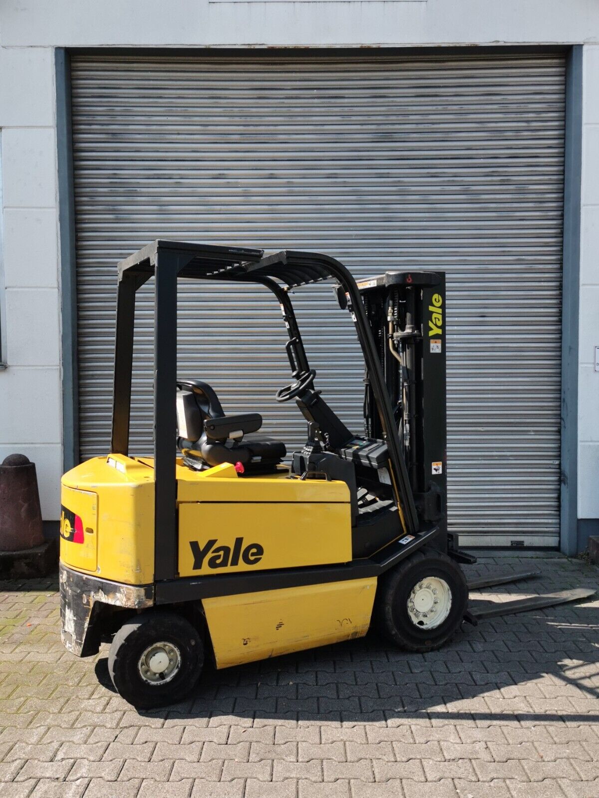 Yale ERP 25 ALF 2145 Triplexmast Gabelstapler mit Ladegerät