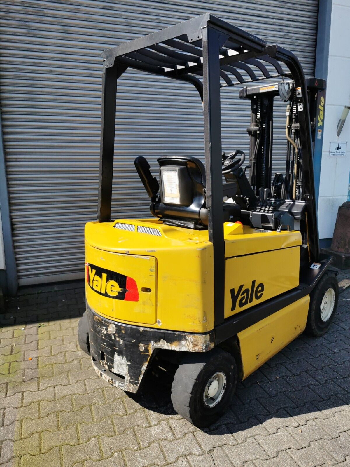 Yale ERP 25 ALF 2145 Triplexmast Gabelstapler mit Ladegerät