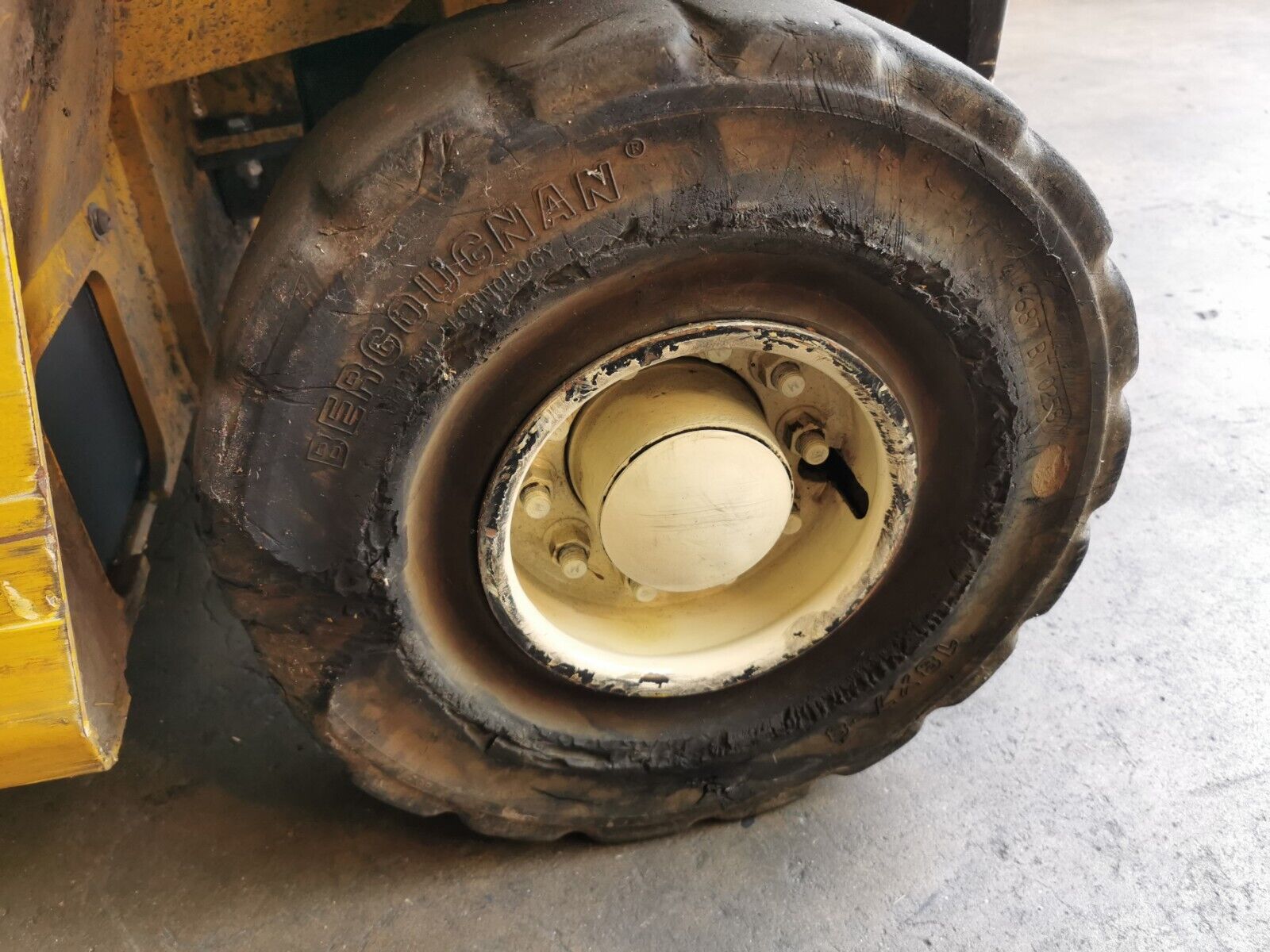 Yale ERP 25 ALF 2145 Triplexmast Gabelstapler mit Ladegerät